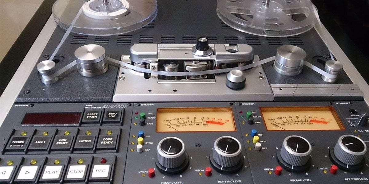 Reel-to-reel magnetic tape player