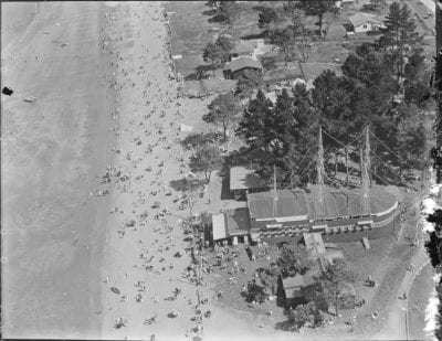 Ye Olde Pirate Shippe seen from the air ca. 1930. Auckland Libraries Heritage Collections FDM-0674-G. https://kura.aucklandlibraries.govt.nz/digital/collection/photos/id/46587